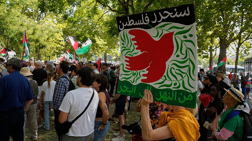 تجمعی در حمایت از مردم فلسطین در نوار غزه، در میدان باستیل پاریس، شنبه ۹ آگوست ۲۰۲۵،