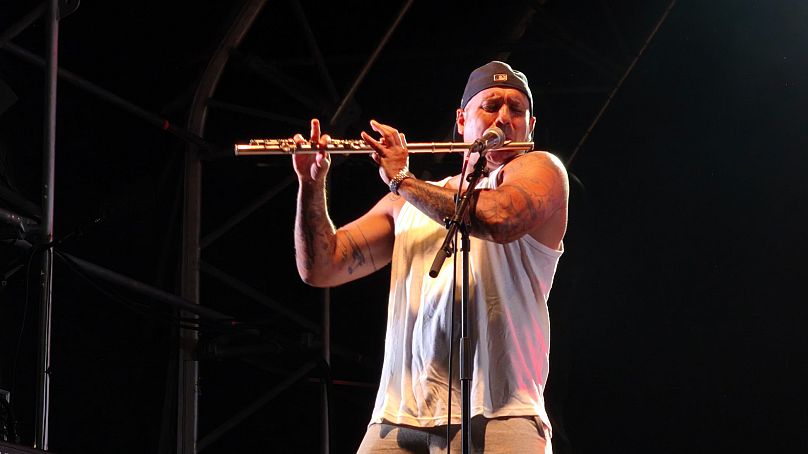 Nathan 'Flutebox' durante su actuación (12/08/2025)