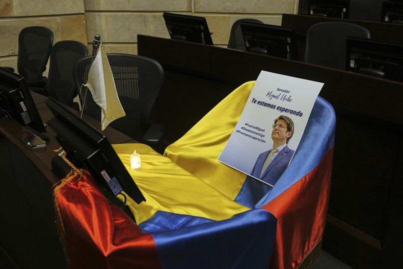 Una imagen del senador colombiano Miguel Uribe Turbay y una bandera colombiana cubren su escaño en el Congreso, el político recibió varios disparon en junio de 2025.