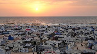چادرهای فلسطینیان آواره در ساحل شهر غزه در غروب خورشید دریای مدیترانه، یکشنبه، ۱۰ اوت ۲۰۲۵