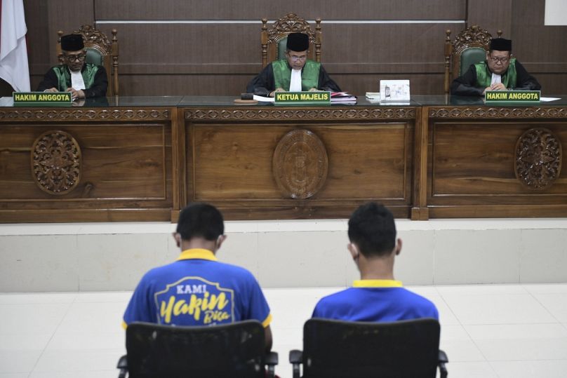 القاضي الرئيسي يتلو الحكم خلال جلسة النطق بحق شابين متهمين بالمثلية في إندونيسيا، الاثنين 11 أغسطس 2025.