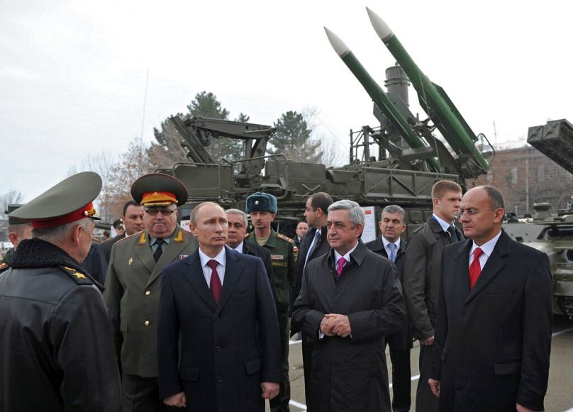 Архив: Путин и бывший президент Армении Саргсян на российской военной базе в Гюмри, 2 декабря 2013 года.