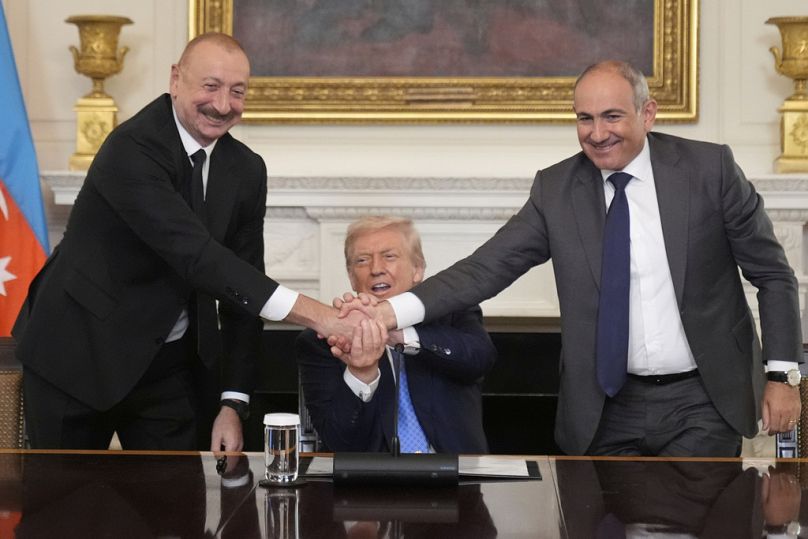 الرئيس الأمريكي دونالد ترامب مع رئيس وزراء أرمينيا نيكول باشينيان ورئيس أذربيجان إلهام علييف خلال توقيع الاتفاق في البيت الأبيض، 8 أغسطس 2025.