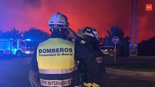 Εικόνα με πυροσβέστες εν ώρα εργασίας κατά τη διάρκεια πυρκαγιάς στη Μαδρίτη στις 11 Αυγούστου 2025.