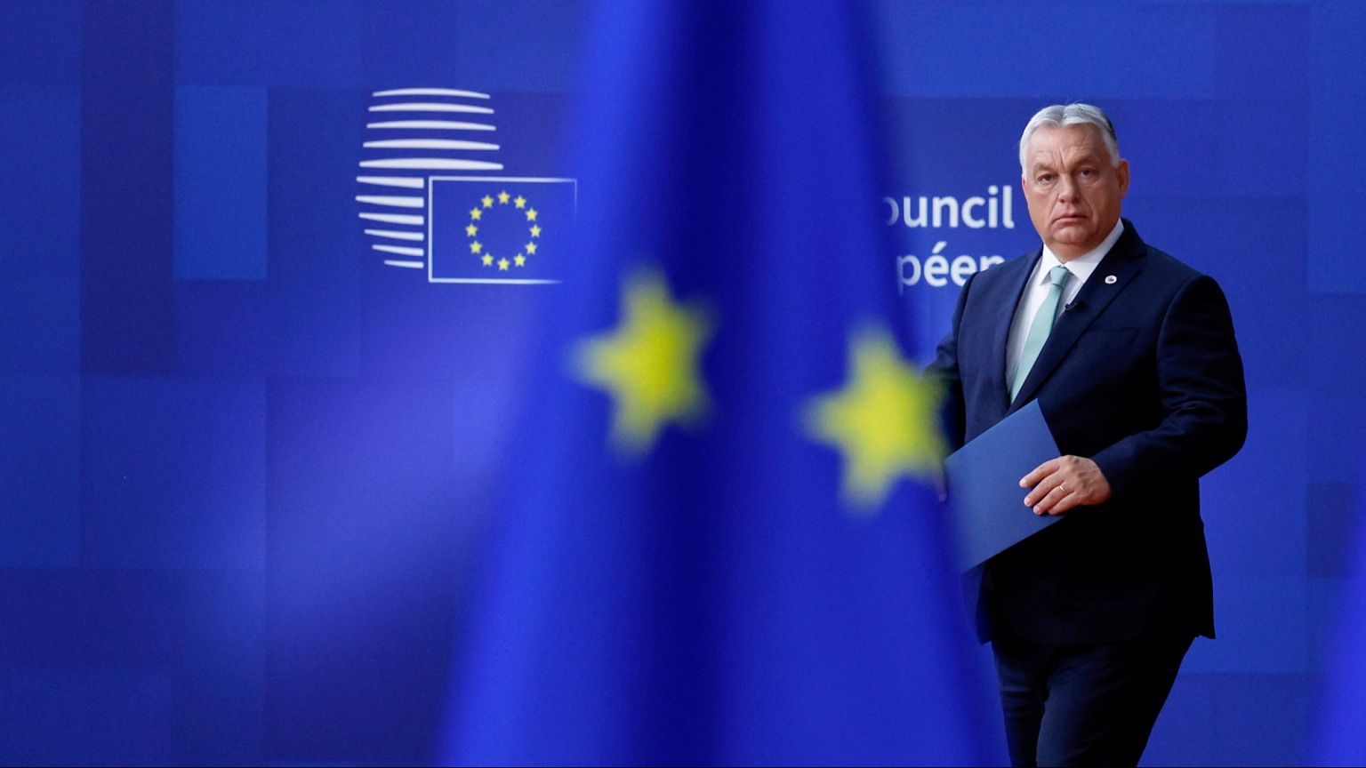 Il primo ministro ungherese Viktor Orban arriva al vertice dell'UE presso il palazzo del Consiglio europeo a Bruxelles, giovedì 26 giugno 2025. (Foto AP/Omar Havana)