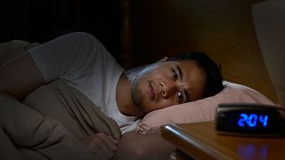 Um homem luta para dormir.