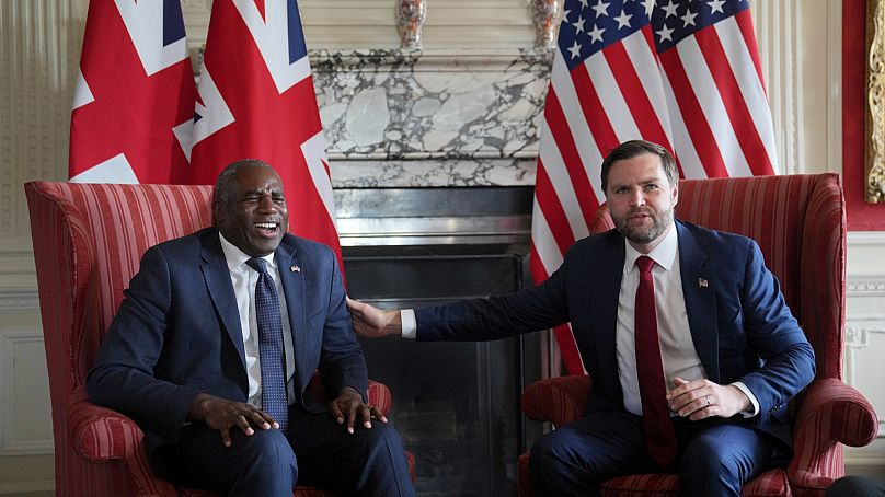 ABD Başkan Yardımcısı JD Vance (sağda), İngiltere'deki Chevening House'da düzenlenen bir toplantıda İngiltere Dışişleri Bakanı David Lammy ile konuşuyor, 8 Ağustos 2025.