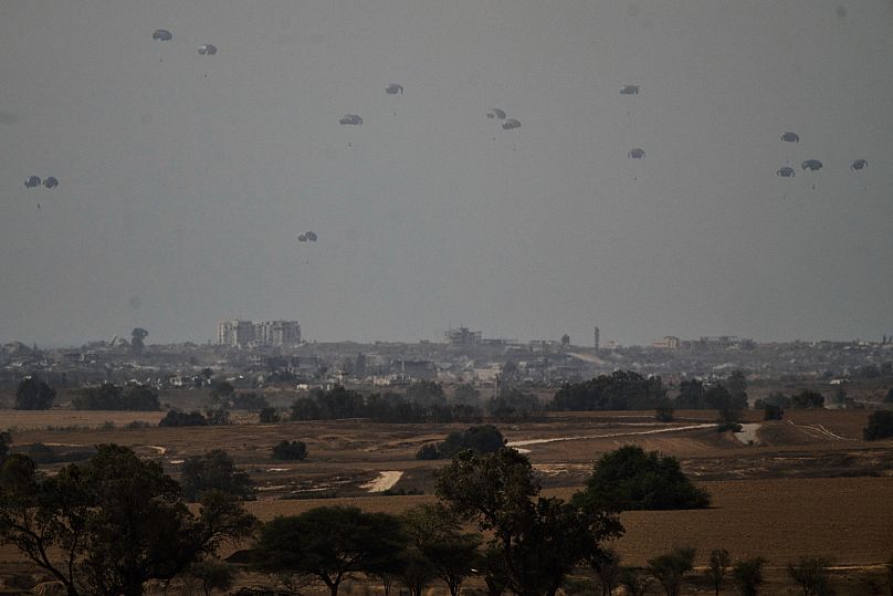 Paracaduti lanciano rifornimenti nella Striscia di Gaza, vista dal sud di Israele, 12 agosto 2025
