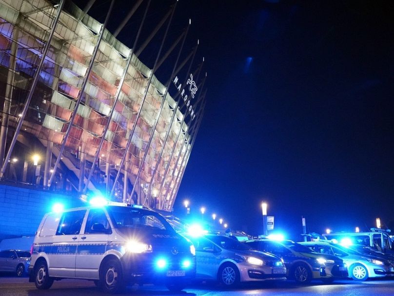 Wozy policyjne przed Stadionem Narodowym, gdzie 10.08.2025 r. odbył się koncert białoruskiego rapera Maxa Korzha, Warszawa.