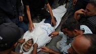 Varios compañeros y amigos lloran el cuerpo del corresponsal de 'Al Jazeera', Mohamed Qureiqa, quien ha sido asesinado junto otros tres periodistas en un ataque aéreo israelí.