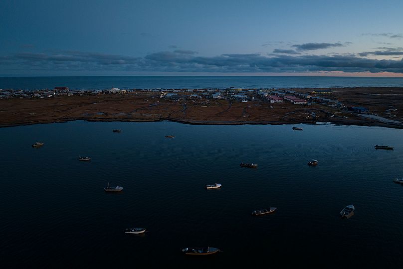 Des bateaux utilisés pour la chasse au phoque sont amarrés dans la lagune de Shishmaref, en Alaska, le samedi 1er octobre 2022