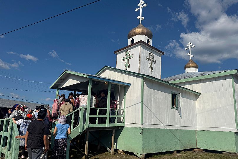 Les fidèles font la queue pour voir la dépouille de sainte Olga après sa canonisation dans sa ville natale de Kwethluk, en Alaska, le 19 juin 2025