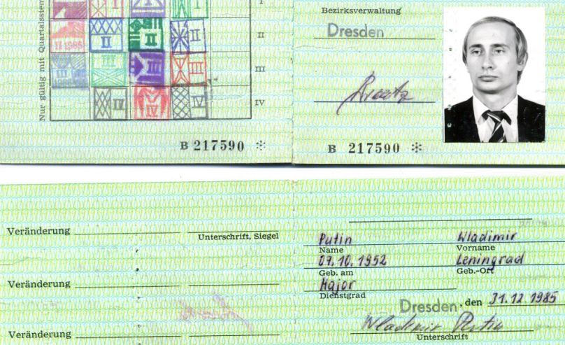Vlagyimir Putyin 1985-ben kiadott Stasi-igazolványa