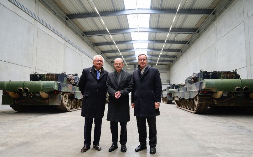 Armin Papperger, Olaf Scholz akkori német kancellárral és Boris Pistorius védelmi miniszterrel a Rheinmetall unterlüßi csarnokában, 2024 februárjában