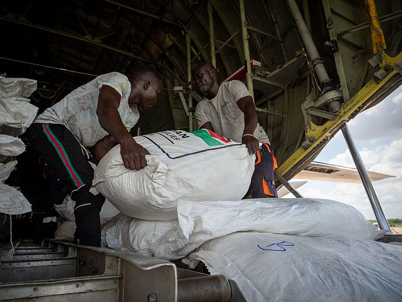 Un avion d'aide humanitaire Fogbow est chargé à l'aéroport de Juba, le 9 juin 2025