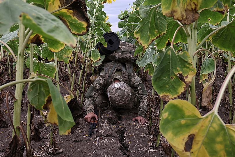 Recruta descansa durante um treino militar na região de Zaporíjia, Ucrânia, segunda-feira, 11 de agosto de 2025