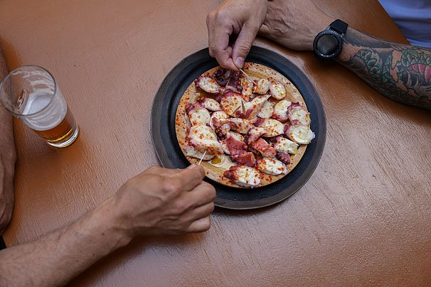 Los comensales comen pulpo en Casa Gazpara en O Carballino, España.