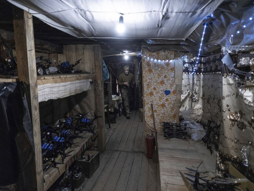 Ein Soldat der 93. Separaten Mechanisierten Brigade "Kholodnyi Yar" in einem Bunker in Richtung Kramatorsk, Region Donezk, Ukraine, am Samstag, 22. März 2025