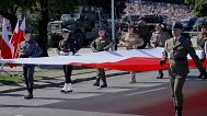 Soldados de todos los tipos de las Fuerzas Armadas polacas portan la bandera de Polonia al frente del desfile ceremonial con motivo del Día del Ejército Polaco. 