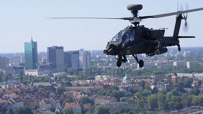 Un helicóptero de ataque AH-64 Apache durante el desfile del Día del Ejército Polaco en Varsovia.
