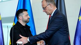 El presidente ucraniano, Volodímir Zelenski, y el canciller alemán, Friedrich Merz, llegan a una reunión virtual con Donald Trump en Berlín, Alemania, el 13 de agosto de 2025.