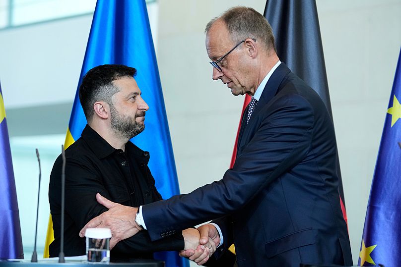 Friedrich Merz e Volodymyr Zelenskyy esta quarta-feira