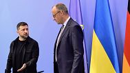 El presidente ucraniano, Volodímir Zelenski, y el canciller alemán, Friedrich Merz, llegan a una reunión virtual con Donald Trump en Berlín, Alemania, el 13 de agosto de 2025.