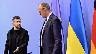 El presidente ucraniano, Volodímir Zelenski, y el canciller alemán, Friedrich Merz, llegan a una reunión virtual con Donald Trump en Berlín, Alemania, el 13 de agosto de 2025.