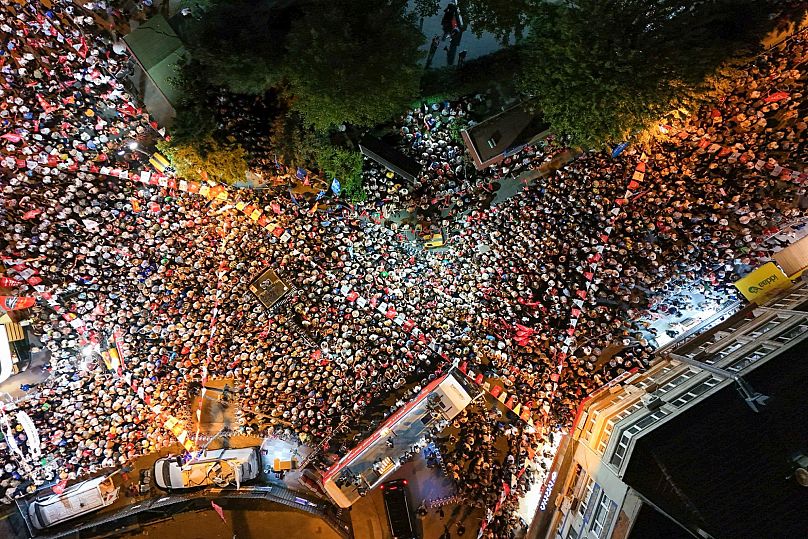 İstanbul Bayrampaşa'da insanlar, "Millet İradesine Sahip Çıkıyor" mitinginde Cumhuriyet Halk Partisi Genel Başkanı Özgür Özel'i takip ederken, 13 Ağustos 2025