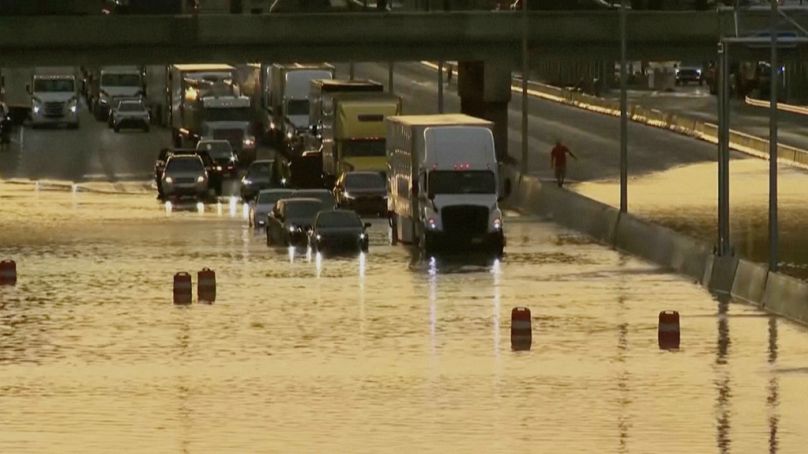 El tráfico circula por una carretera inundada en Chattanooga, Tennessee, el martes 12 de agosto de 2025. (WTVC vía AP)