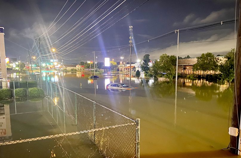 Las inundaciones cerraron Gunbarrel Road, en Chattanooga, Tennessee, el 12 de agosto de 2025. Más de 15 cm de lluvia, en un corto período, causaron inundaciones repentinas