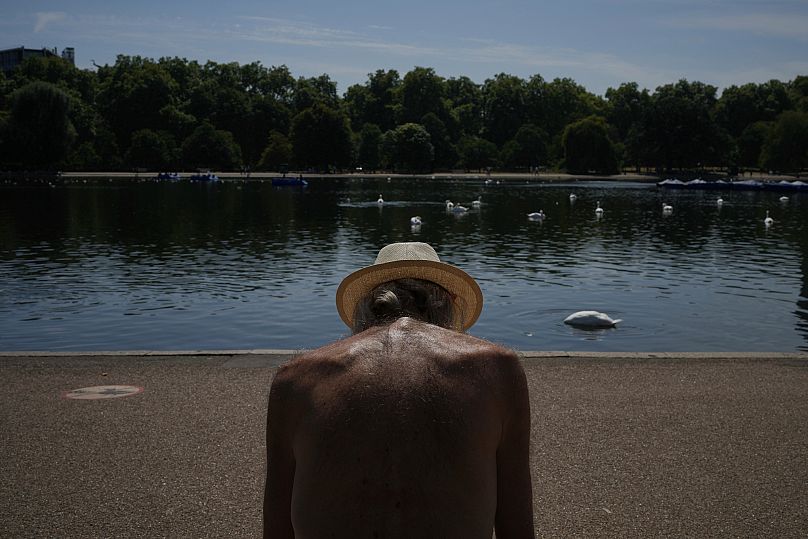 Un homme est assis au soleil dans un parc de Londres alors que certaines régions du Royaume-Uni sont touchées par une vague de chaleur, le lundi 11 août 2025