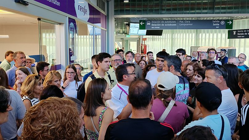 Estación de Santiago de Compostela tras ser cancelados todos los trenes a Madrid. 13 de agoso de 2025