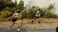 Residentes y voluntarios ayudan a sofocar las llamas en el incendio de Larouco el 13 de agosto de 2025.