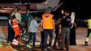 Niños palestinos y sus familias evacuados de Gaza llegan al aeropuerto militar Ciampino de Roma, el 14 de agosto de 2025.
