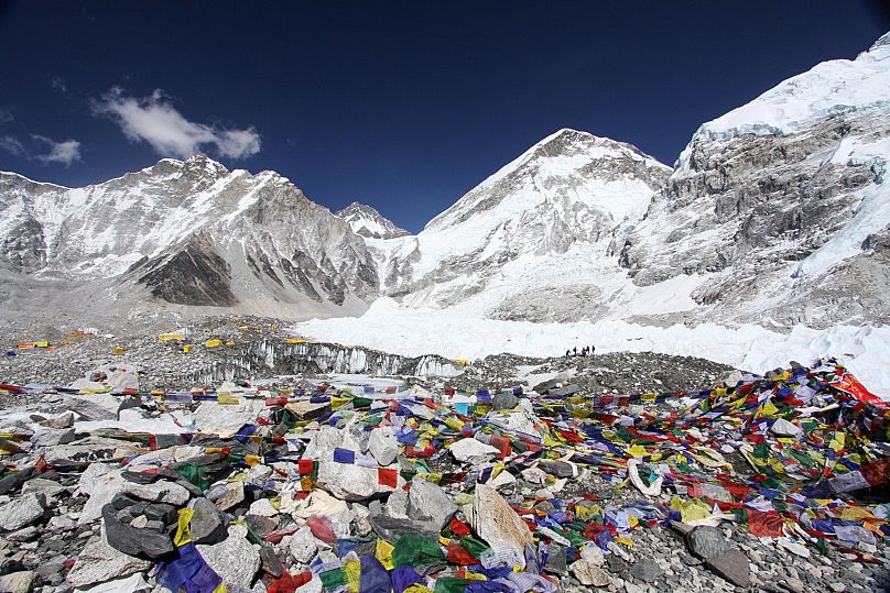 Sur cette photo prise le samedi 11 avril 2015, des guides sherpas et des porteurs se tiennent au camp de base de l'Everest au Népal