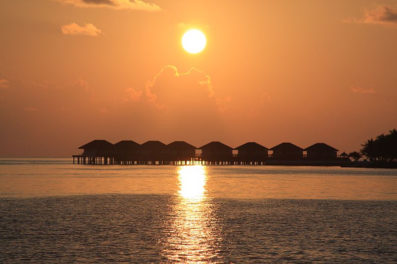 Sur cette photo prise le 25 mars 2009, le soleil se couche sur des maisons de vacances aux Maldives