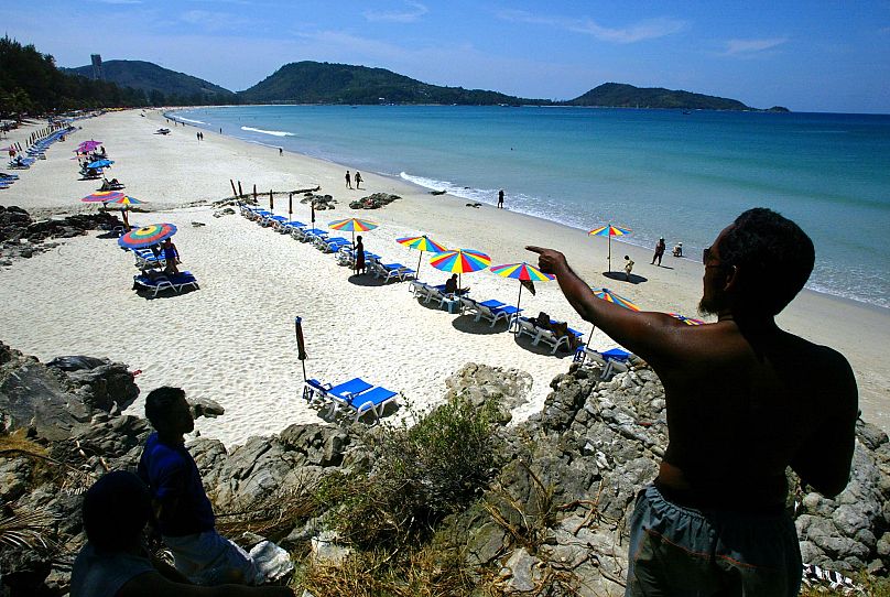 Des Thaïlandais profitent de la vue sur la plage de Patong à Phuket, dans le sud de la Thaïlande, le samedi 5 février 2005