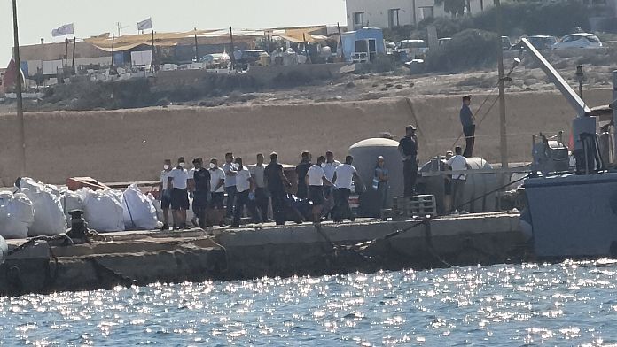 Naufragio a Lampedusa: governo contro i trafficanti, insorgono le opposizioni