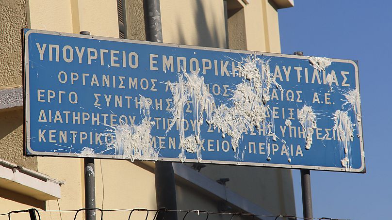 Les manifestants ont jeté du tzatziki sur le bâtiment de la capitainerie du port du Pirée