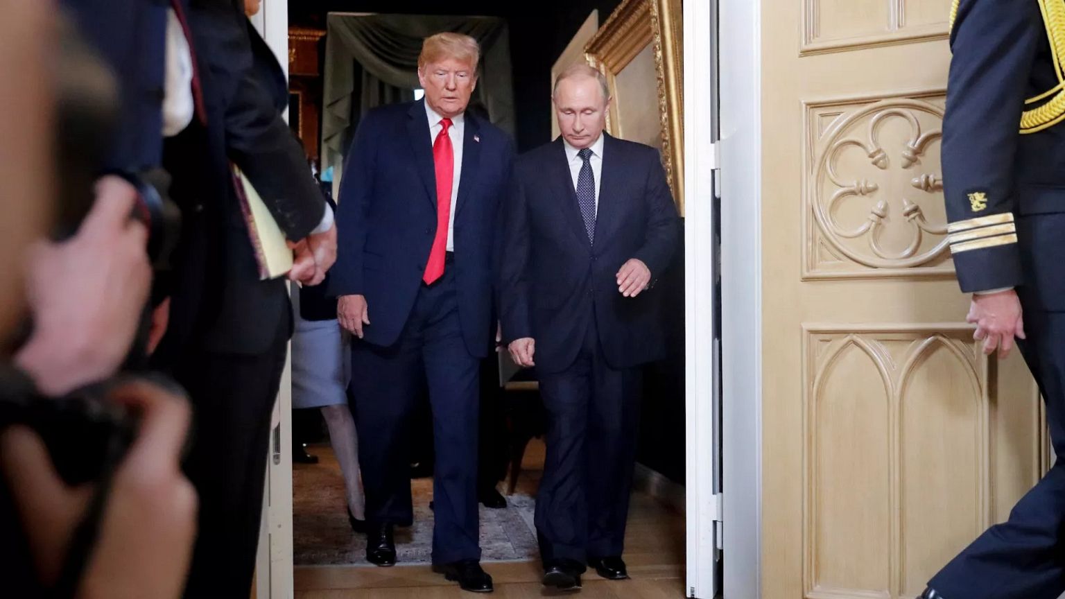 Президент США Дональд Трамп (слева) и президент России Владимир Путин (справа) прибыли на встречу один на один в Президентский дворец в Хельсинки, Финляндия, 16 июля 2018 г.