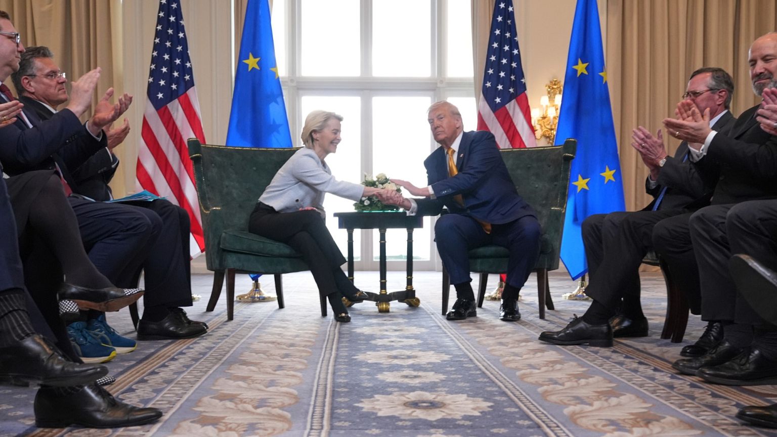 El presidente Donald Trump y la presidenta de la Comisión Europea, Ursula von der Leyen, en el campo de golf Trump Turnberry en Turnberry, Escocia, el 27 de julio de 2025.