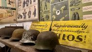 Cascos y señales de advertencia en el sótano aéreo de Komáromi út, en Budafok - 15 de agosto de 2025. 
