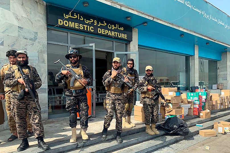 ABD'nin Kabil'den çekilmesinin ardından bir grup Taliban militanı Hamid Karzai Uluslararası Havalimanı'nın önünde bekliyor, 31 Ağustos 2021