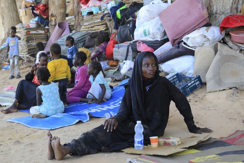 لاجئون سودانيون أمام مكتب المفوضية السامية لشؤون اللاجئين في طرابلس، ليبيا، الخميس 7 أغسطس 2025.