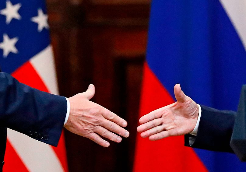 Рукопожатие президентов США и РФ на пресс-конференции после встречи в Хельсинки 16 июля 2018 года