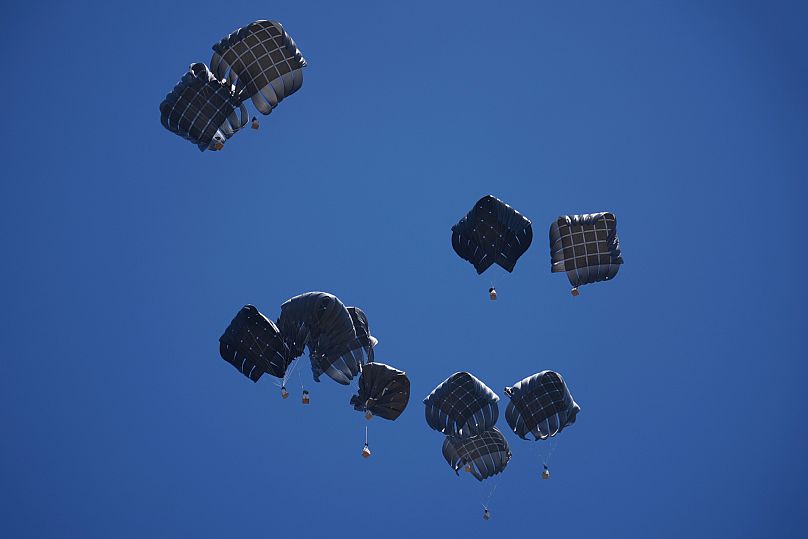 Des parachutes larguent des fournitures humanitaires aux Palestiniens à Zawaida, dans le centre de la bande de Gaza, le lundi 4 août 2025