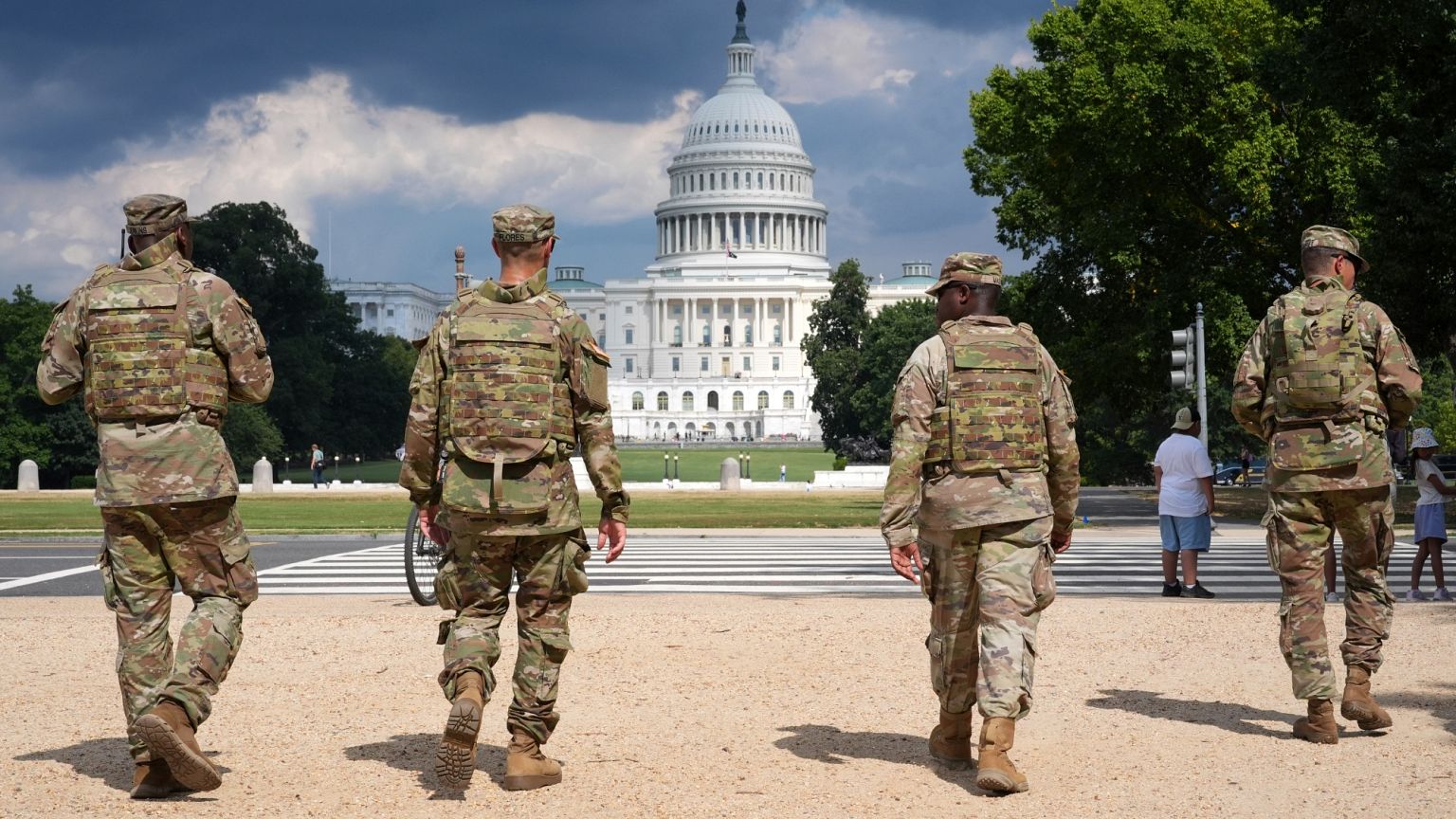 Soldados de la Guardia Nacional del Distrito de Columbia patrullan en el National Mall, el jueves 14 de agosto de 2025, en Washington. El Capitolio de EE.UU. se ve en la distancia. (AP Photo/Jacquel