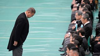 Japonya Başbakanı Shigeru Ishiba, Japonya'nın İkinci Dünya Savaşı'ndaki yenilgisinin 80. yıldönümü münasebetiyle Tokyo'da düzenlenen anma töreninde yaptığı konuşmanın ardından eğildi, 15 Ağustos 2025