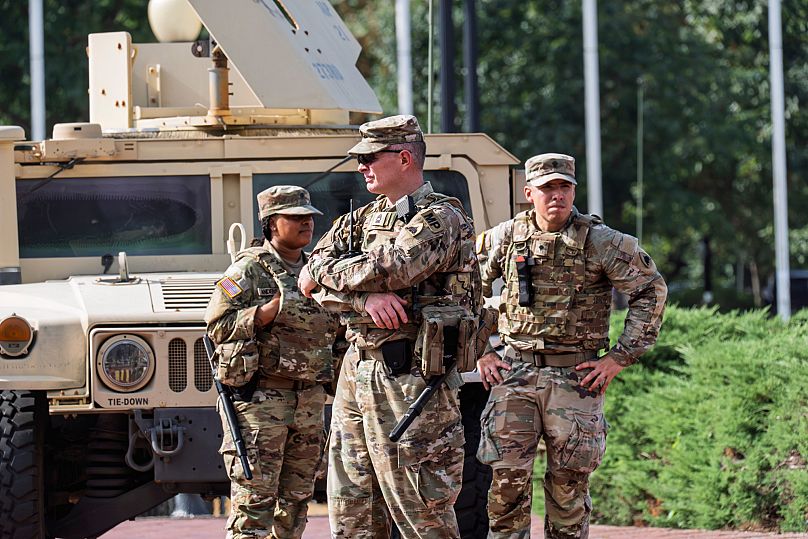 Военнослужащие Национальной гвардии у входа на станцию метро Юнион-Стейшн рядом с Капитолием, Вашингтон, 14 августа 2025 года.